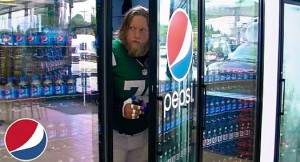 Nick Mangold, center do New York Jets, participa de comercial genial da Pepsi