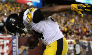 LANDOVER, MD - SEPTEMBER 12: Running back DeAngelo Williams #34 of the Pittsburgh Steelers celebrates after scoring a fourth quarter touchdown against the Washington Redskins at FedExField on September 12, 2016 in Landover, Maryland. (Photo by Patrick Smith/Getty Images)